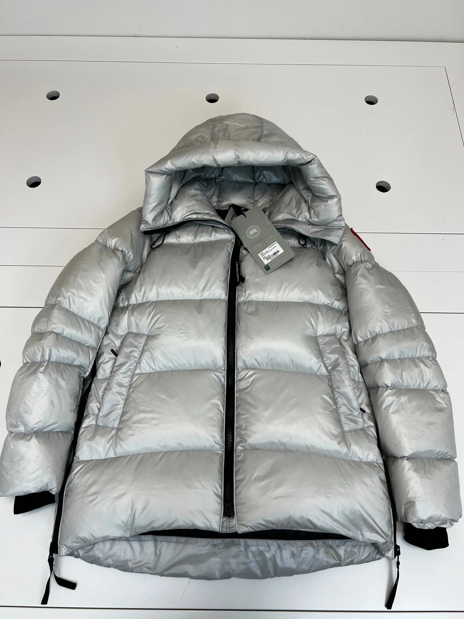 P980 has a cold protection effect of up to level 4. It is made of recycled Feather-Light tear-resistant fabric. It is ultra-light and has no weight-bearing feeling on the upper body! The unique black label highlights your temperament‼  Canada Goose, a Canadian brand, has always been recognized as the warmest down jacket. Various Instagram celebrities, Internet celebrities, and celebrities often wear it for street photos. I do Canada Goose every year, but I still can’t get rid of my love for geese. No matter how cold the winter is, there is no need to be afraid, because there are geese! Filled with 80% white duck down, Canada Goose is the legendary warmest down jacket and is known as a must-have for Arctic outdoor sports! The most popular down jacket in the world, celebrities are rushing to buy it, it is a must-have!